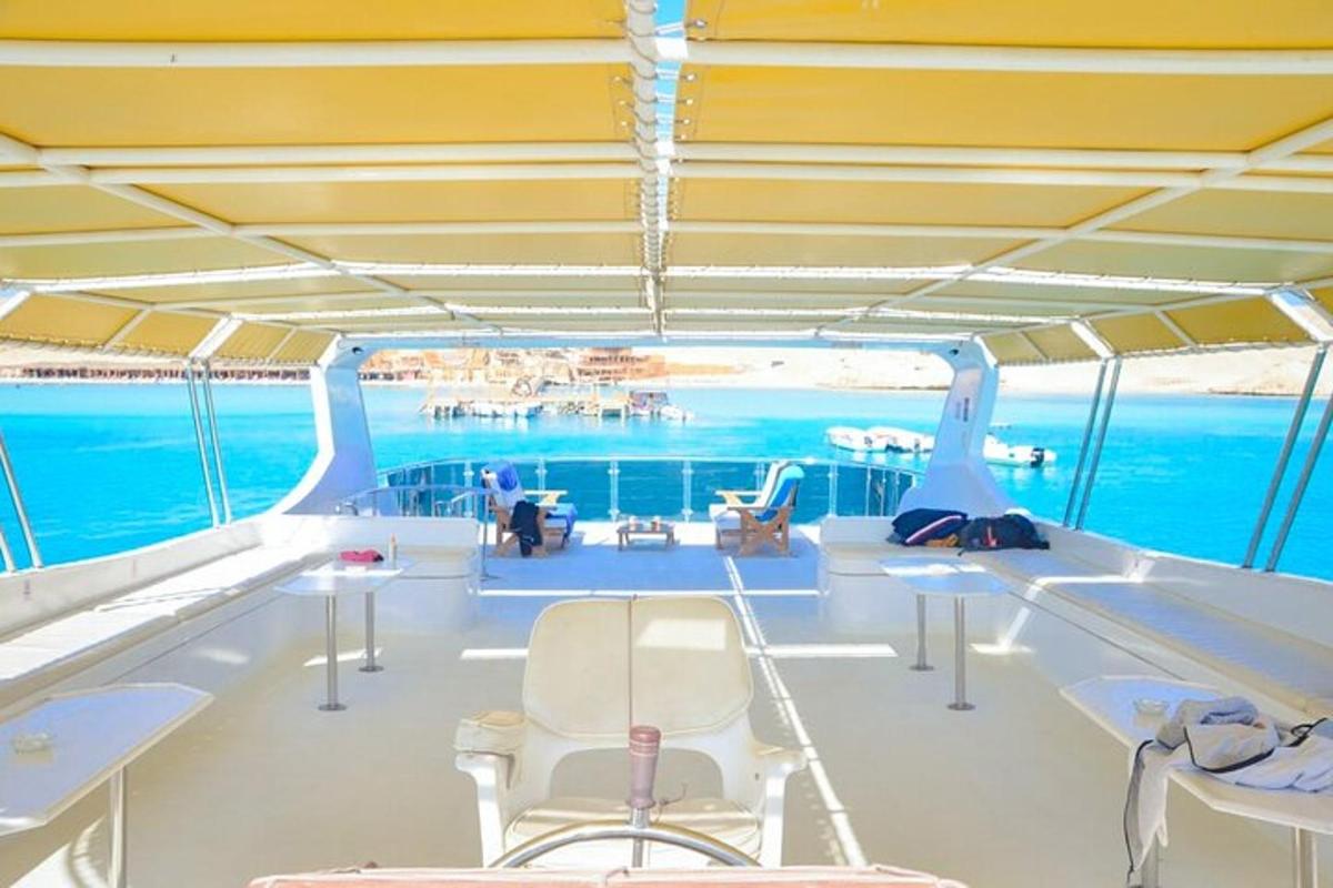 una vista del ponte di poppa di una barca