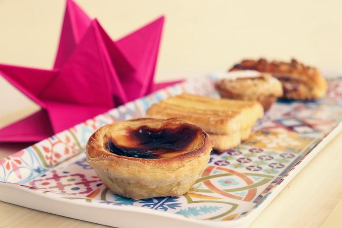 un piatto con una ciambella sopra