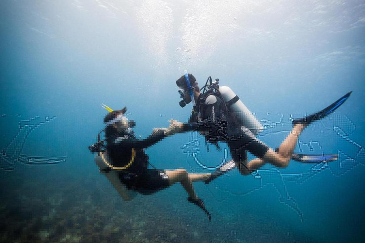 una persona che nuota nell'acqua dell'oceano