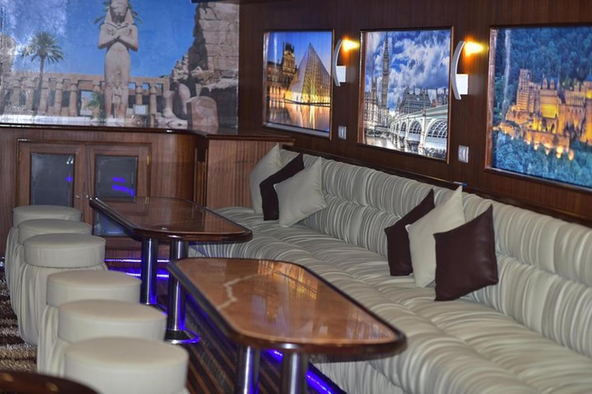 un soggiorno con un divano e tavoli in un bar