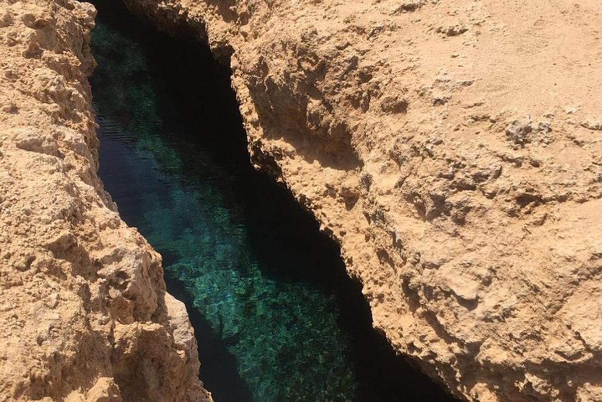 Una vista aérea de un cuerpo de agua entre dos rocas.