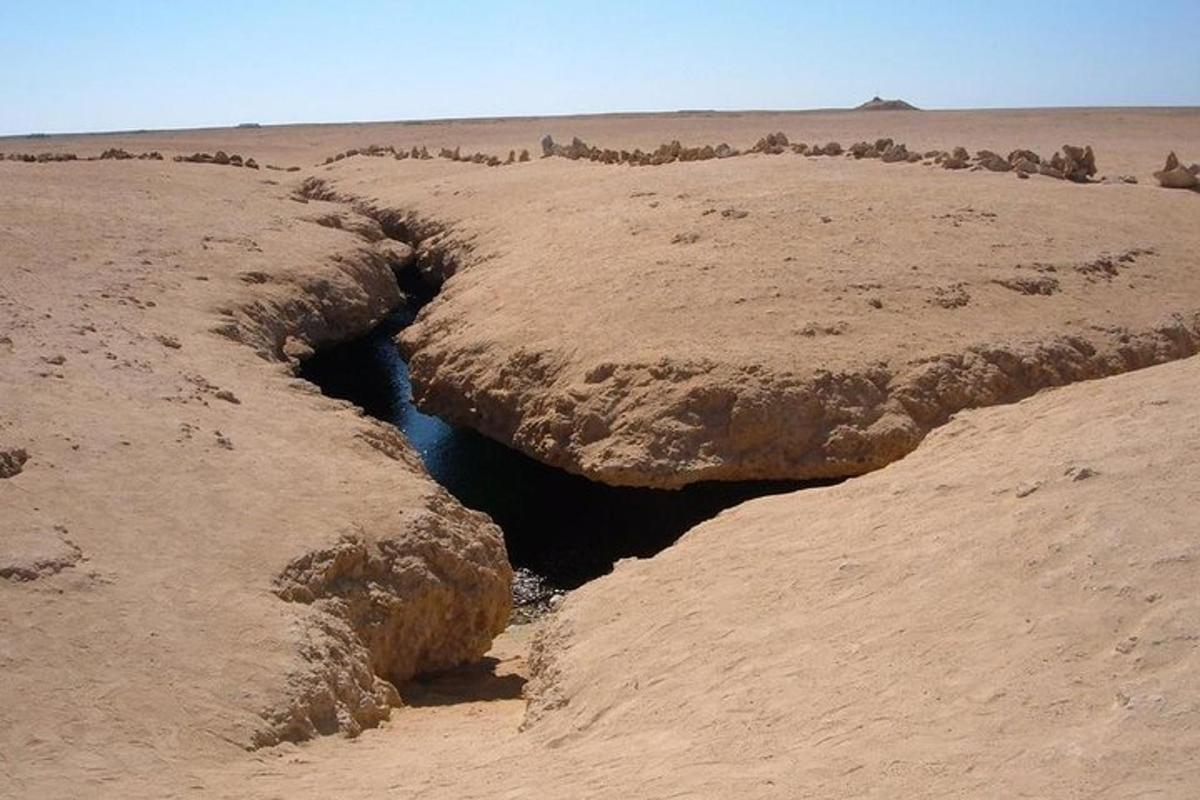 una cueva en medio de un desierto con rocas