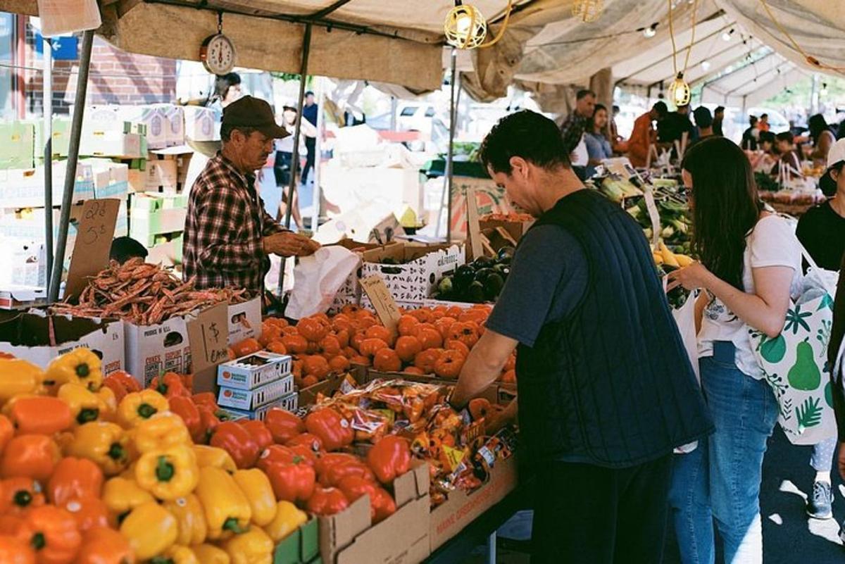 skupina lidí stojících na trhu s ovocem a zeleninou