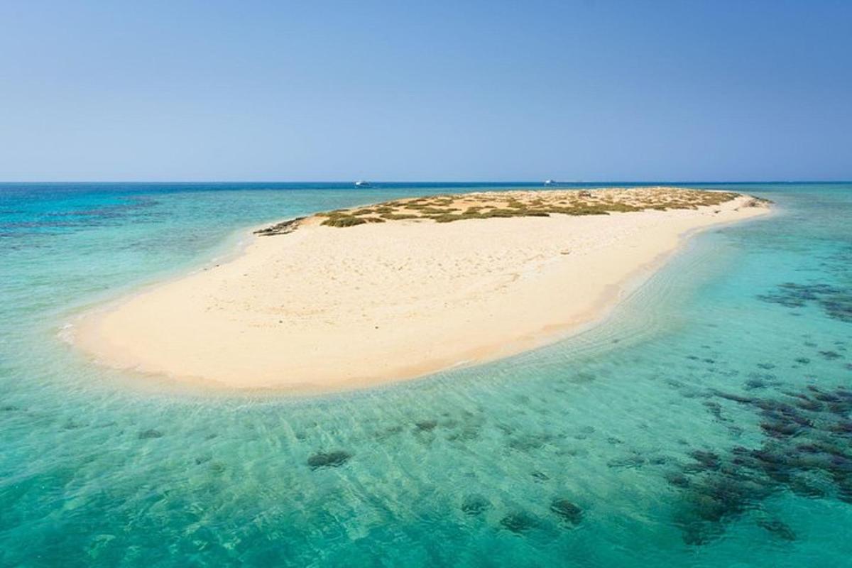 sebuah pulau di tengah lautan