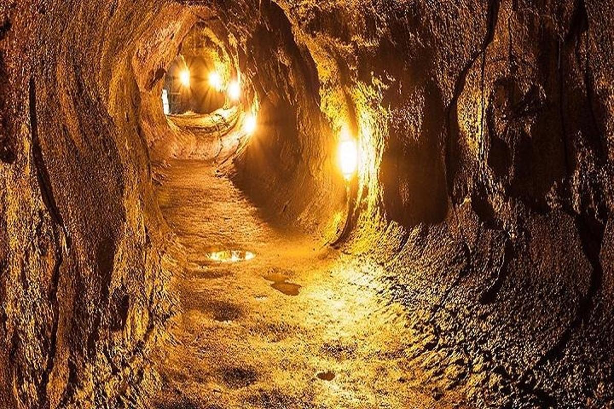 en vy över en tunnel på natten med ljus
