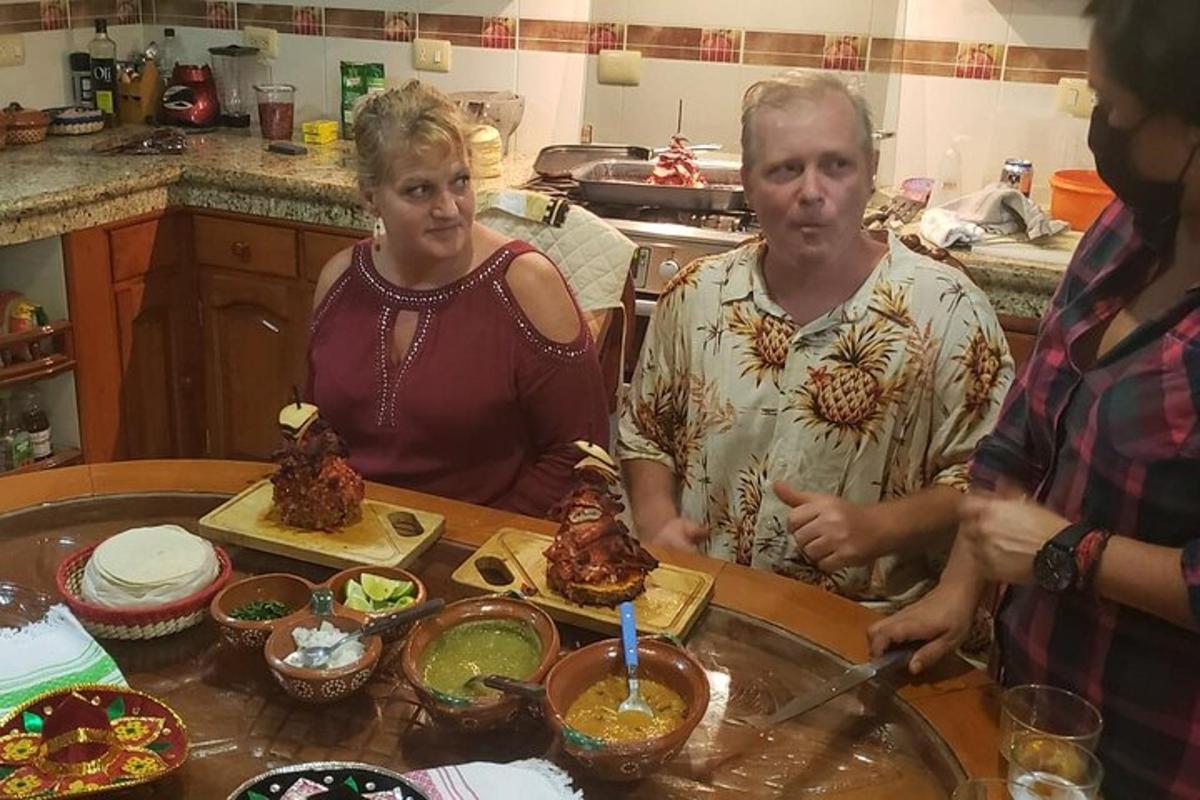 un gruppo di persone in piedi attorno a un tavolo con del cibo