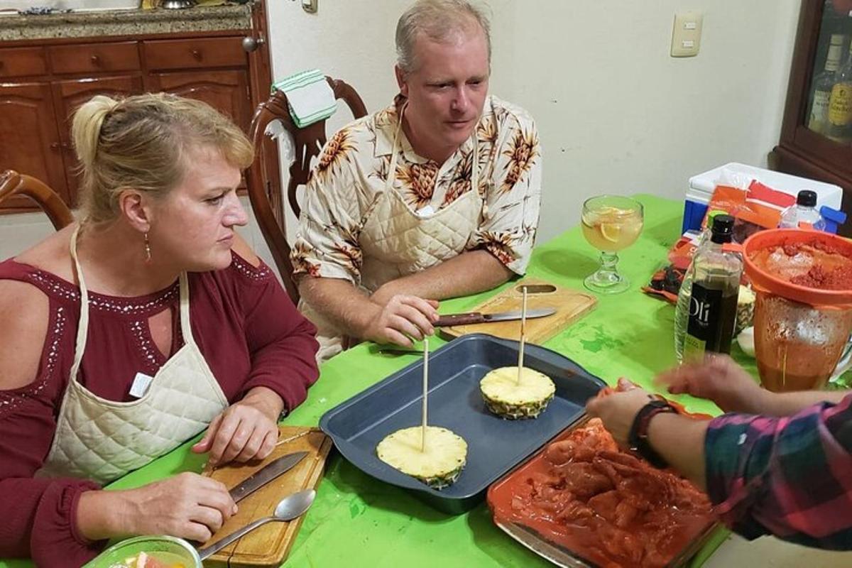 un uomo e una donna seduti a un tavolo che mangiano cibo