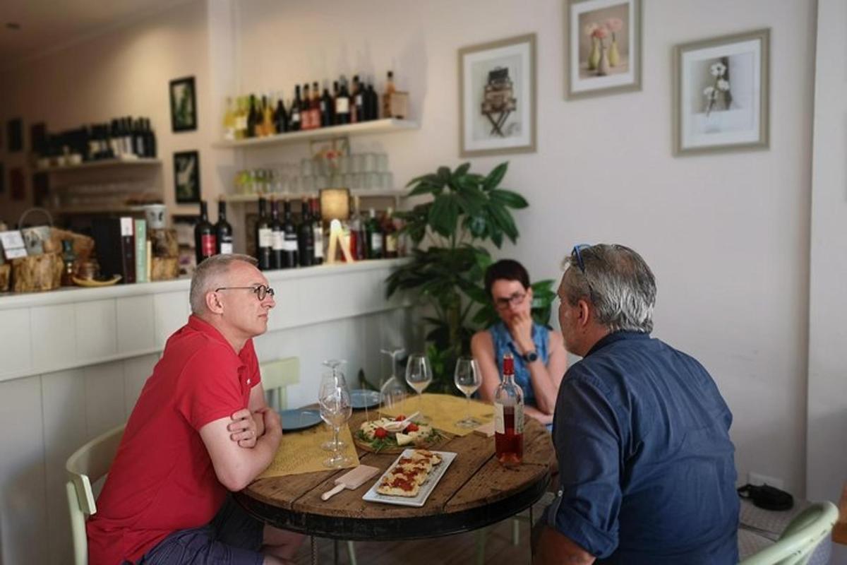 grupp inimesi, kes istuvad restoranis laua taga