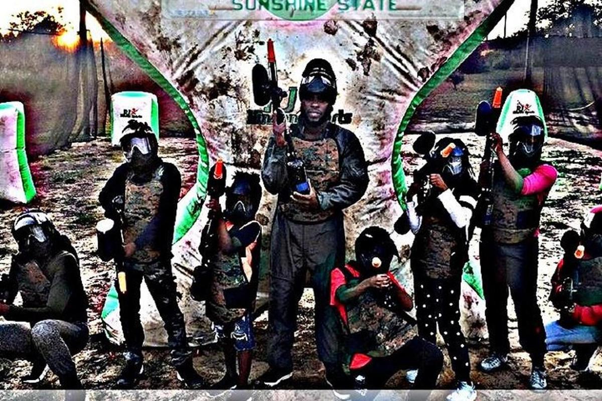un grup de persones dretes davant d'una paret
