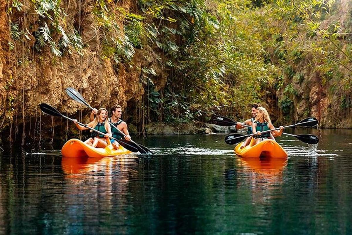 un grupo de personas en kayaks en un río