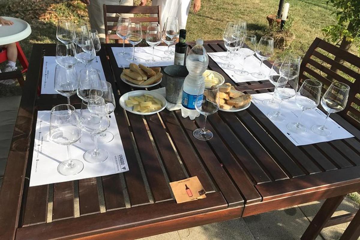 一张木桌，上面摆着酒杯和食物