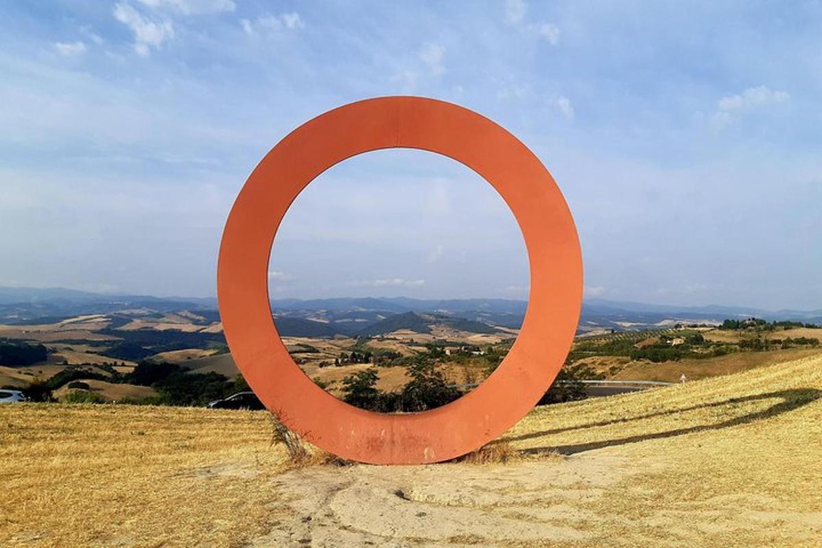 suur oranž ring mäe otsas