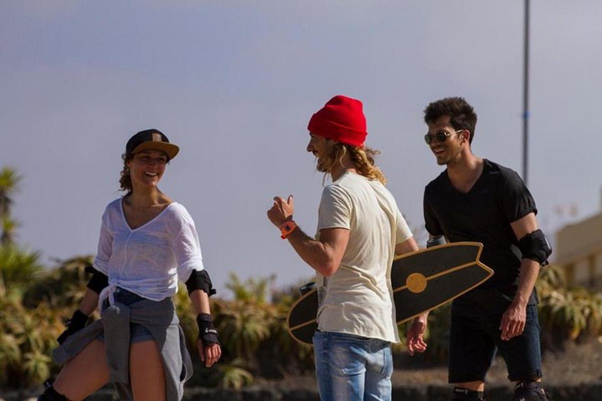 un gruppo di tre persone che camminano con uno skateboard