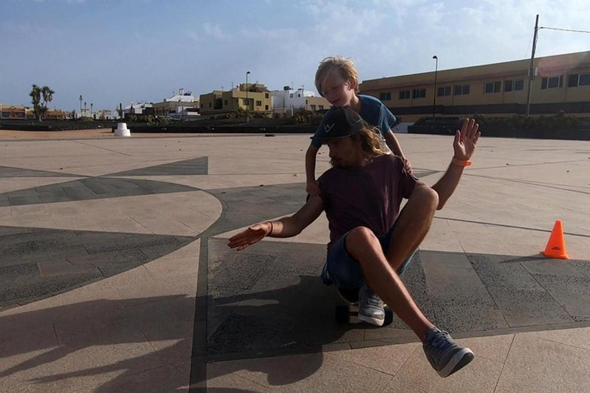 un ragazzino seduto sul retro di uno skateboard