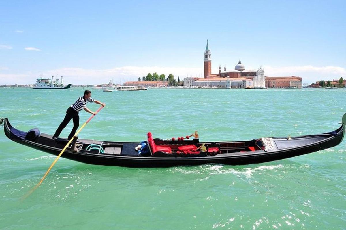 un uomo sta remando una barca in acqua