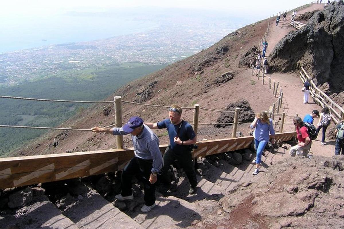 skupina lidí stojící na vrcholu hory