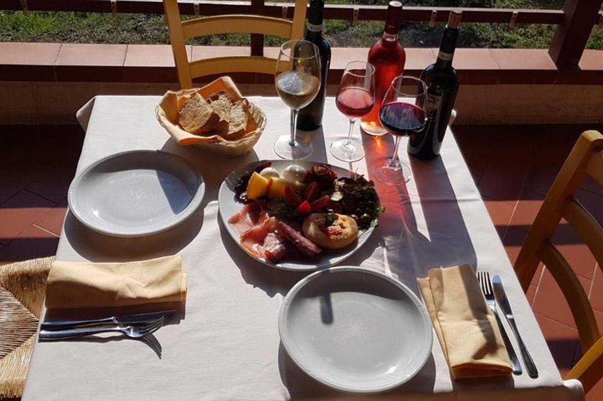 una taula amb un plat de menjar i copes de vi