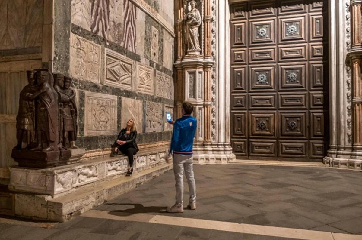 un uomo in piedi davanti a un muro in un edificio