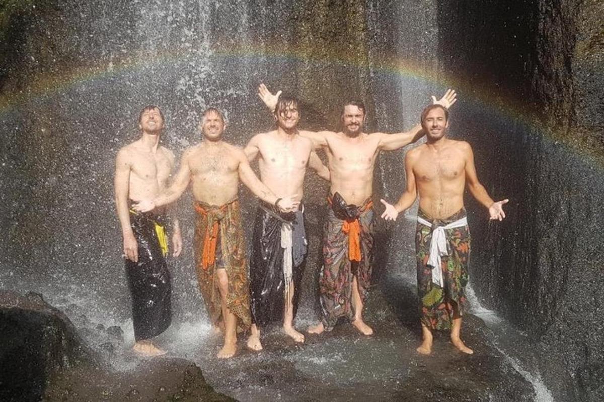 un grup d'homes drets davant d'una cascada