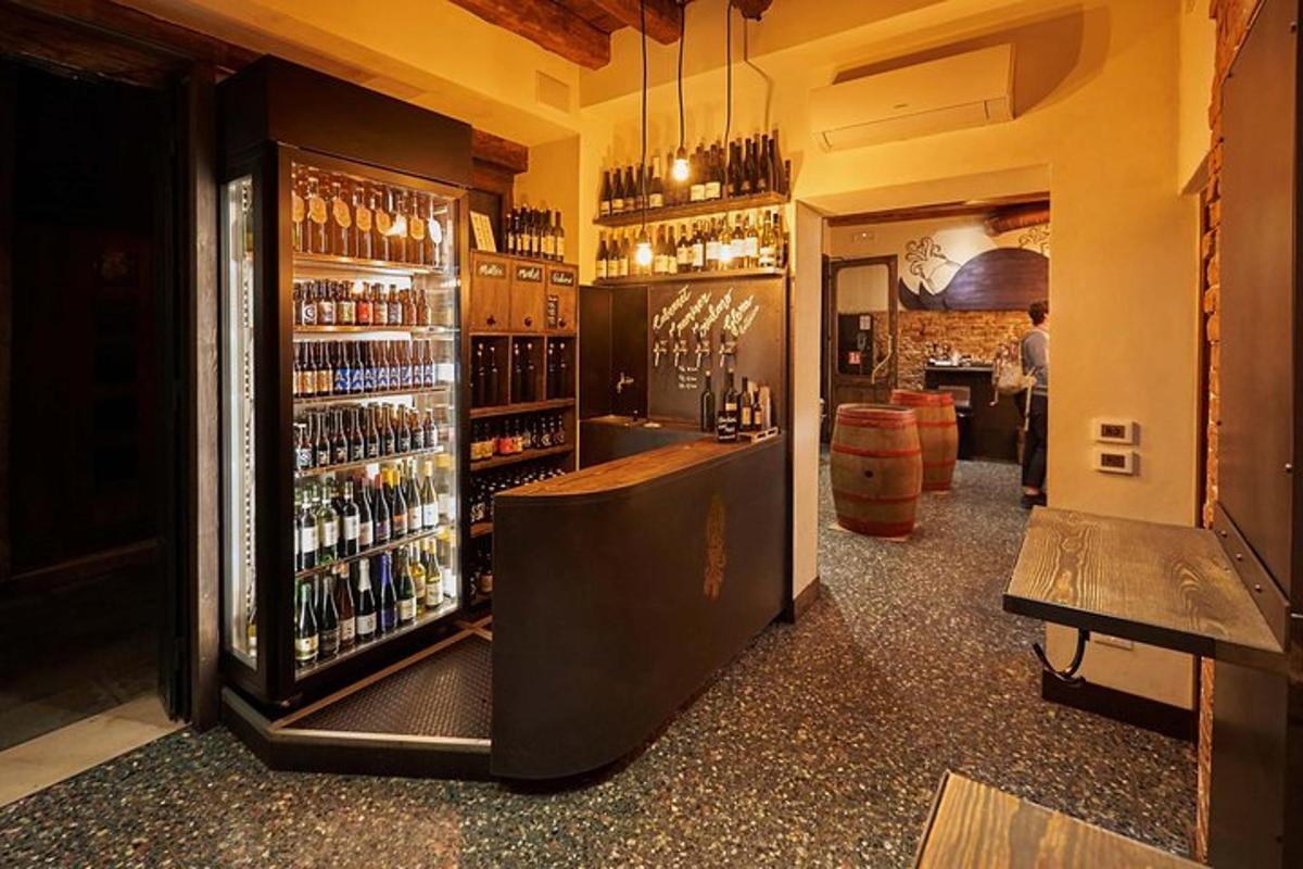 una stanza con un bar con molte bottiglie di vino