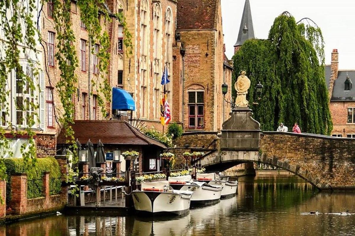 un gruppo di barche in un canale in una città
