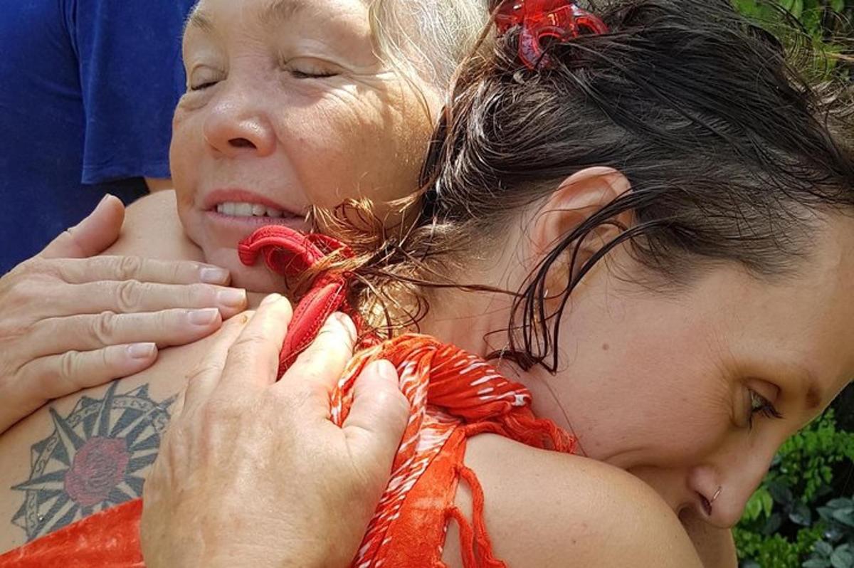 una noia jove amb un tatuatge a l'espatlla