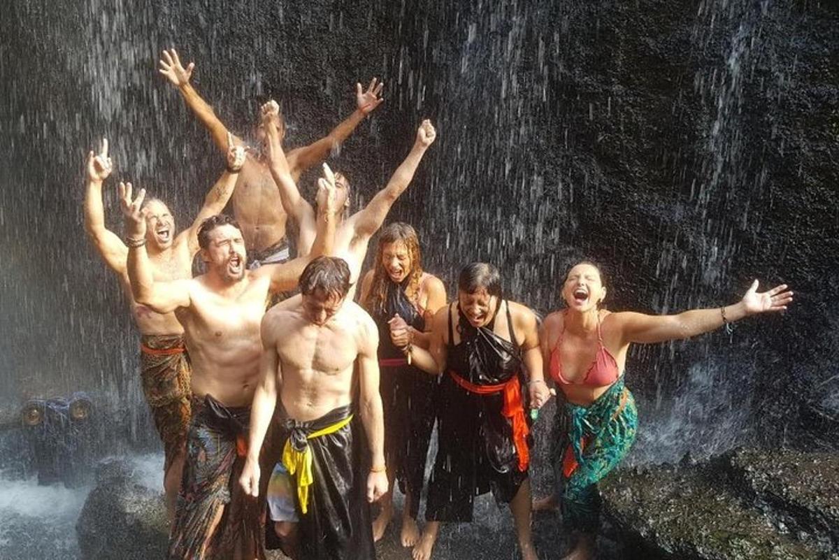 un grup de persones dempeus davant d'una cascada