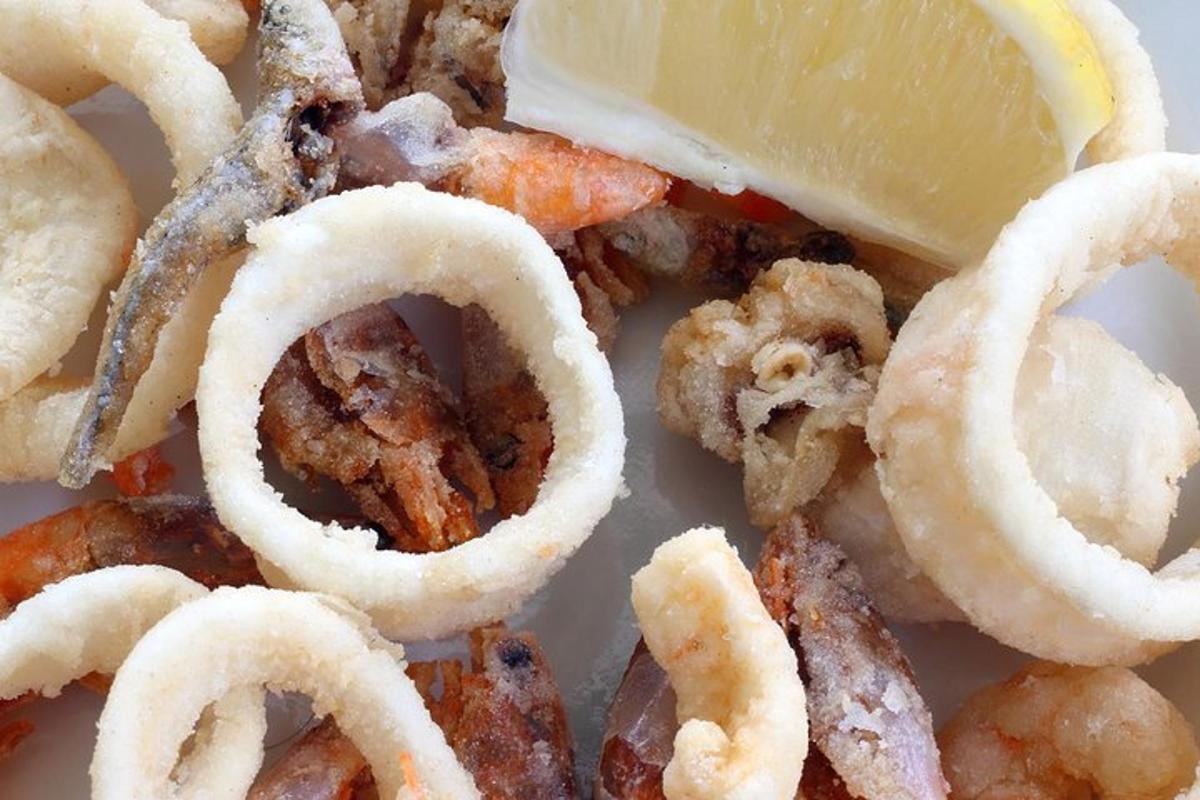 diskur með laukhringjum og sítrónusneið