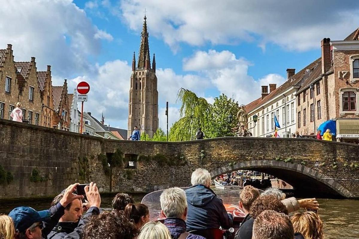 una folla di persone che scatta foto di un ponte sopra un fiume