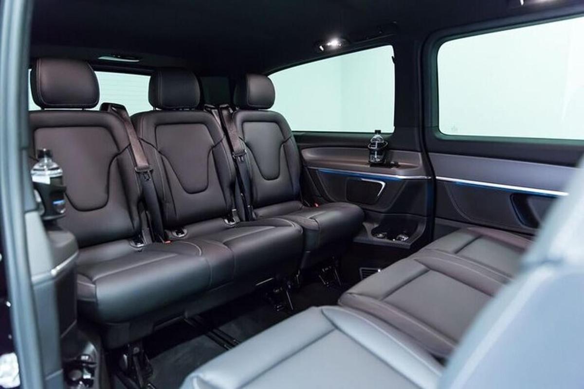 Innsýn í aftursætin í Ford Transit sendibíl