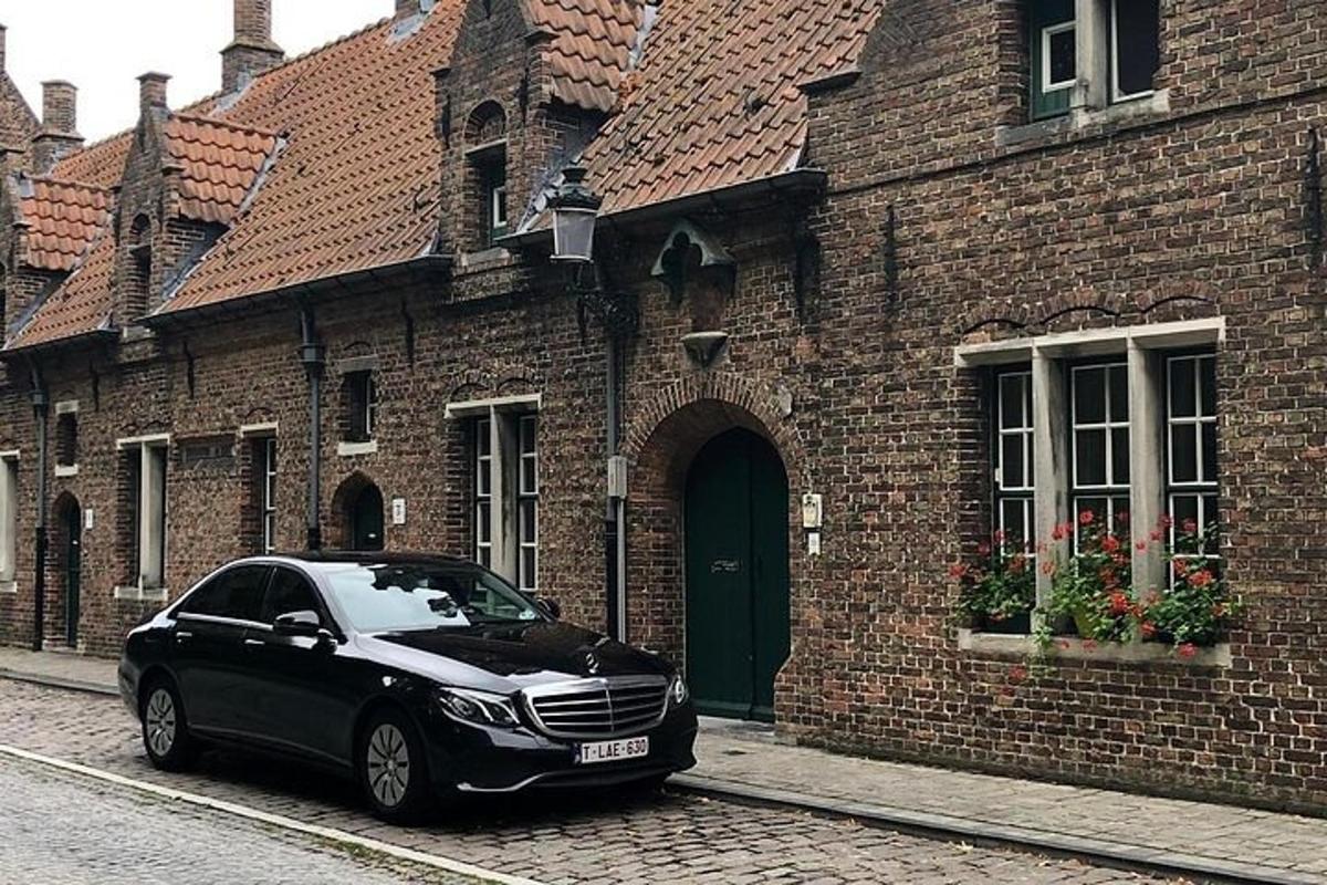 un'auto nera parcheggiata davanti a un edificio in mattoni