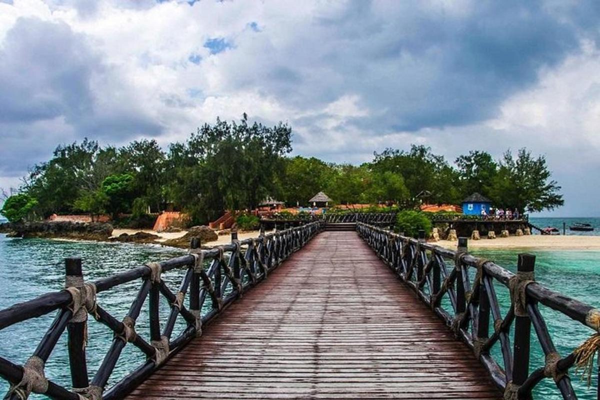 jambatan kayu di atas air di sebelah pantai
