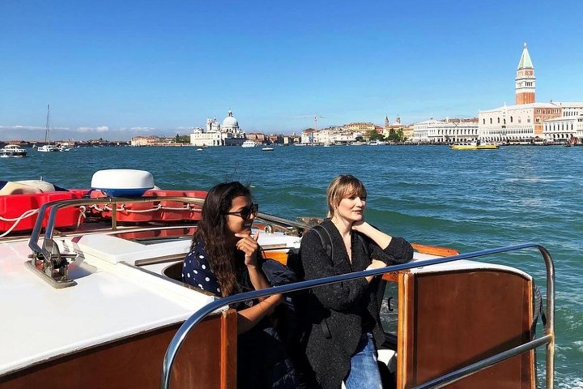 due donne sedute su una barca in acqua