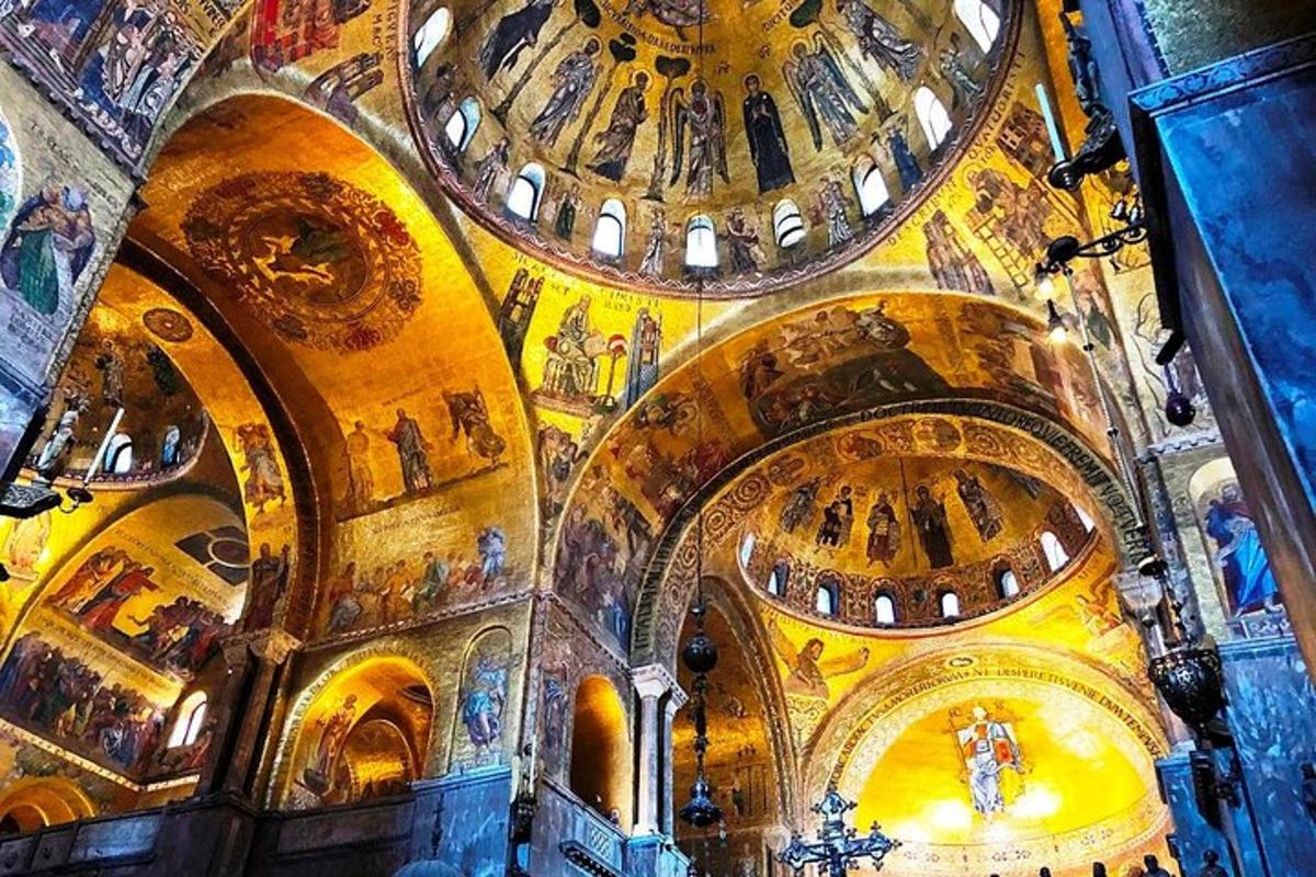 uma igreja com cúpulas e tetos com pinturas