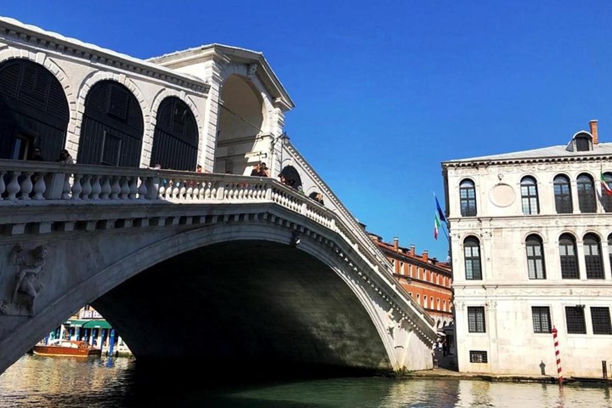 uma ponte sobre um rio em frente a um edifício