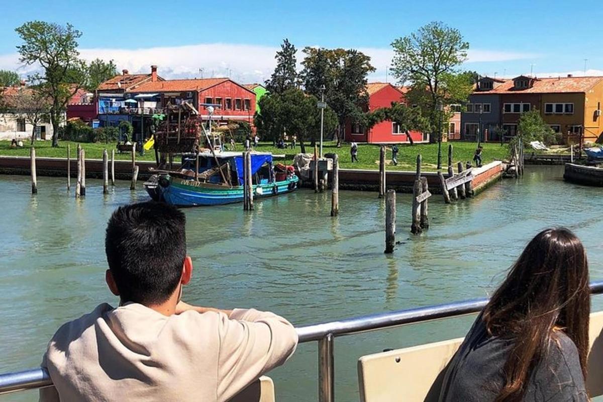 un uomo e una donna guardano un fiume con le barche