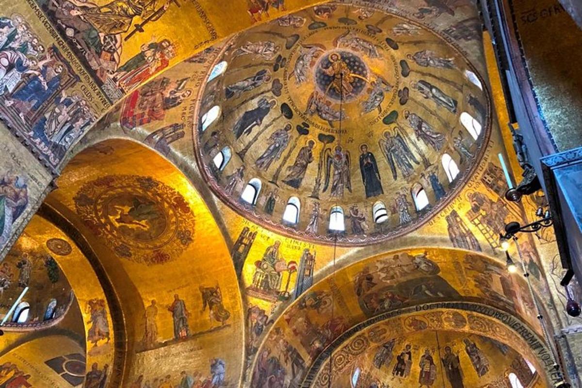 uma imagem de uma igreja com pinturas no teto