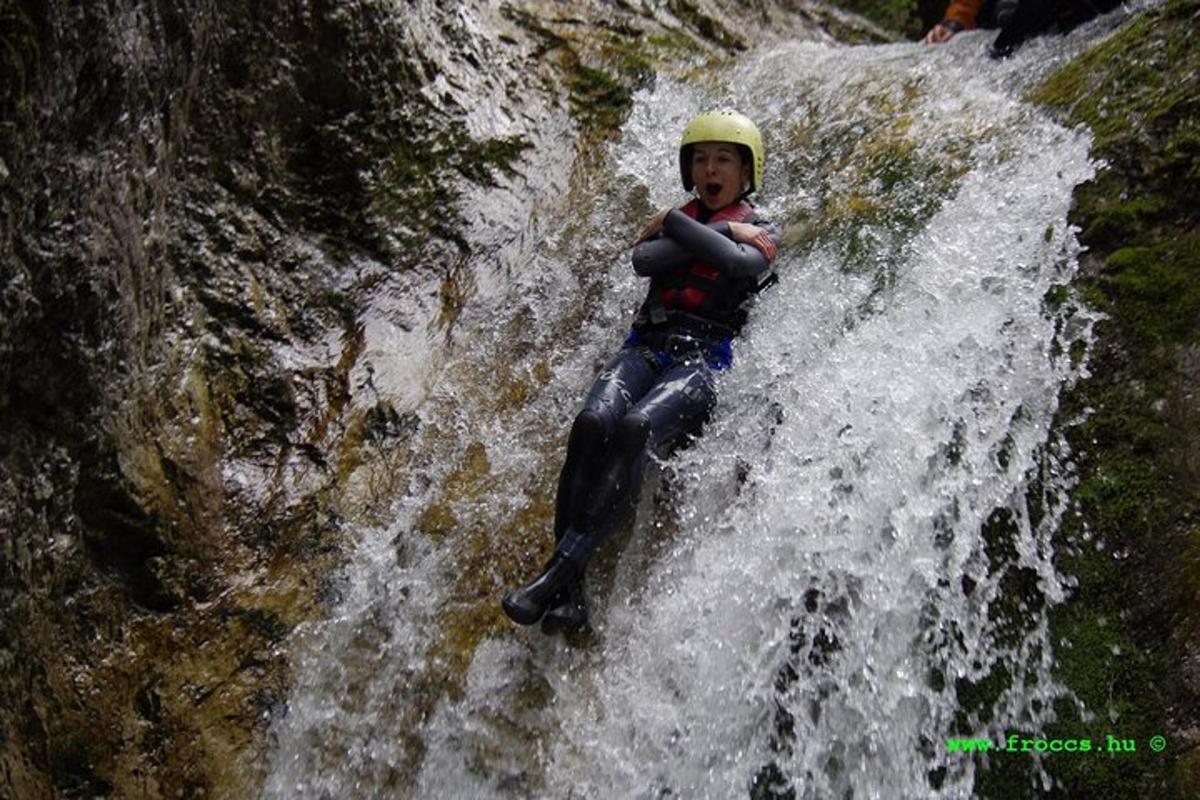 una persona con un casco su una cascata