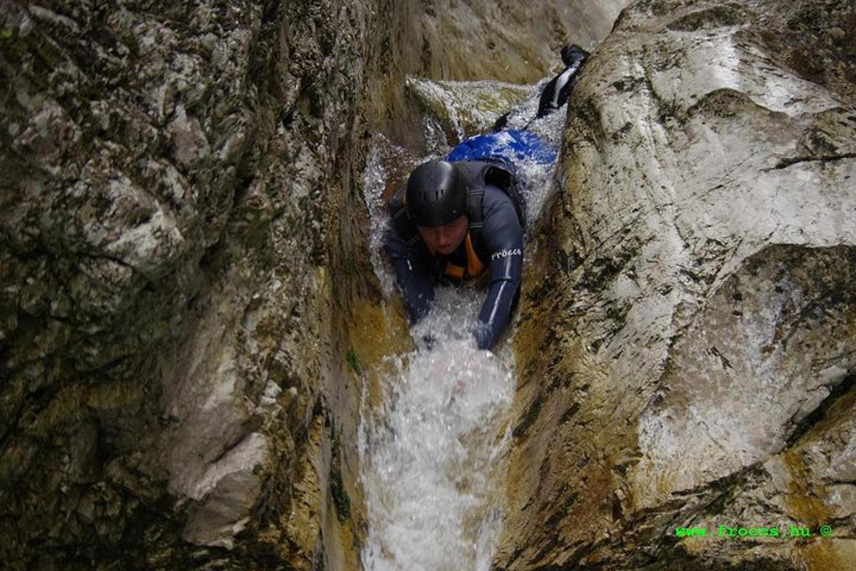 un uomo su una zattera in un fiume in una cascata