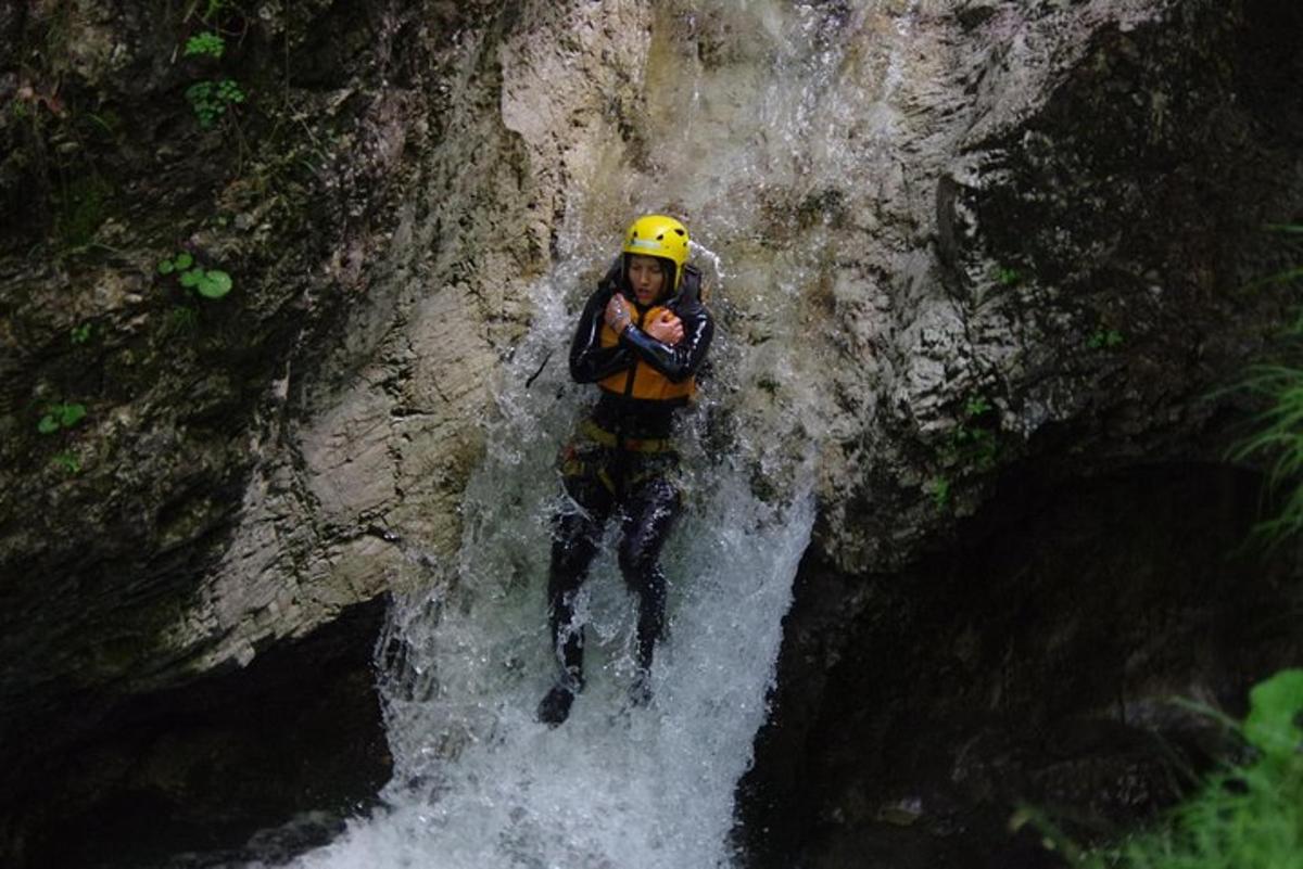 un home està dret a la part superior d'una cascada