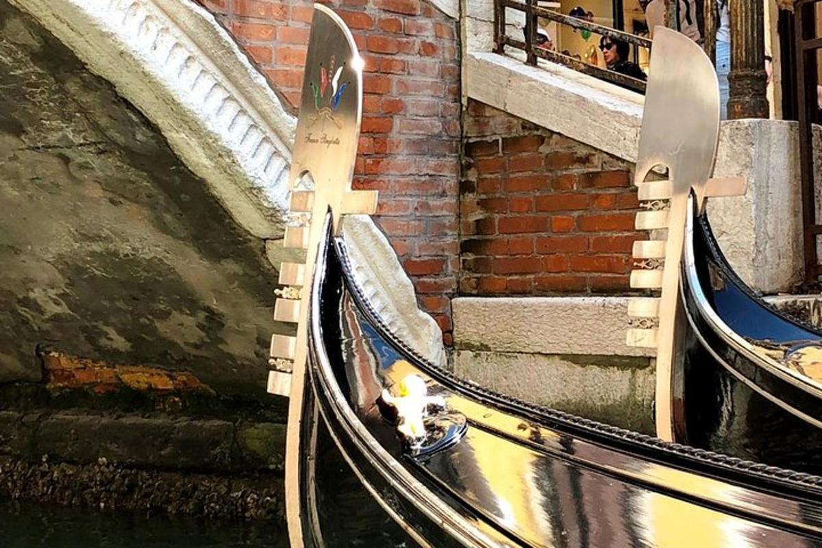 un par de góndolas en un canal
