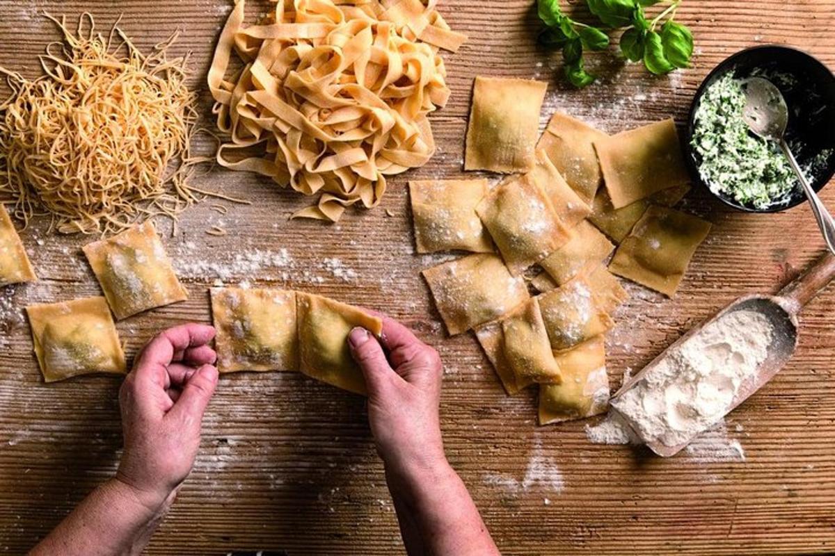 inimene, kes hoiab pasta kõrval toidutükki