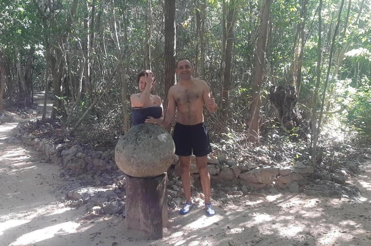 Un hombre y una mujer de pie junto a una boca de incendios