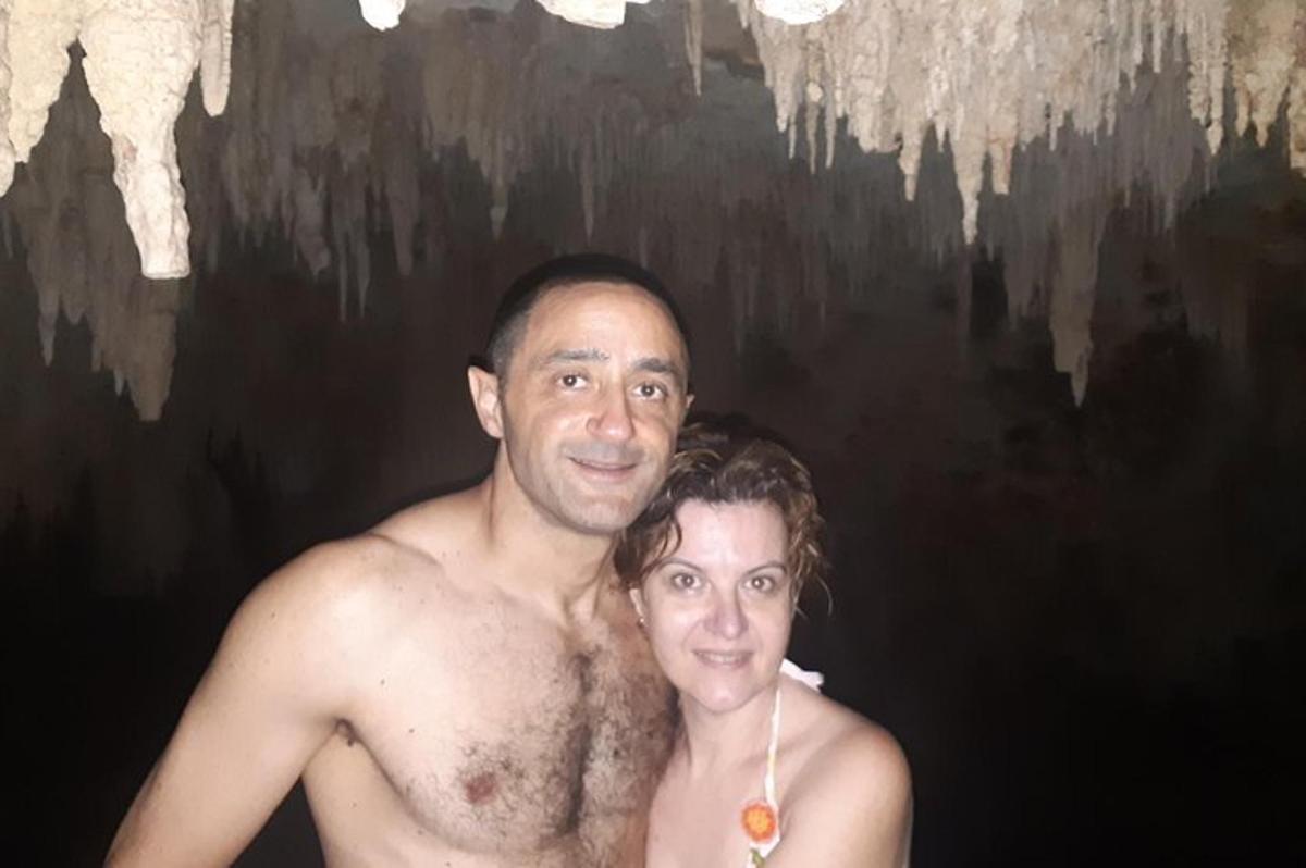 رجل وامرأة يقفان أمام كهف