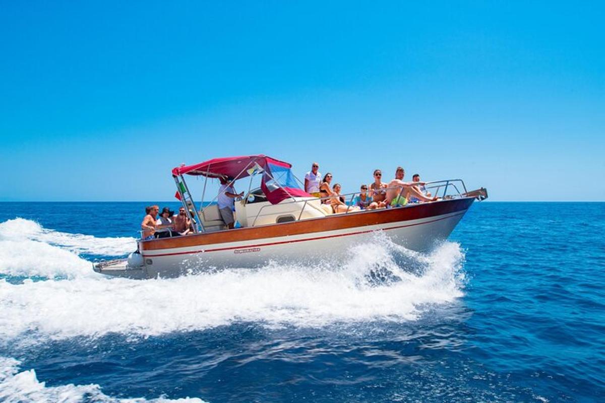 un gruppo di persone su una barca in acqua