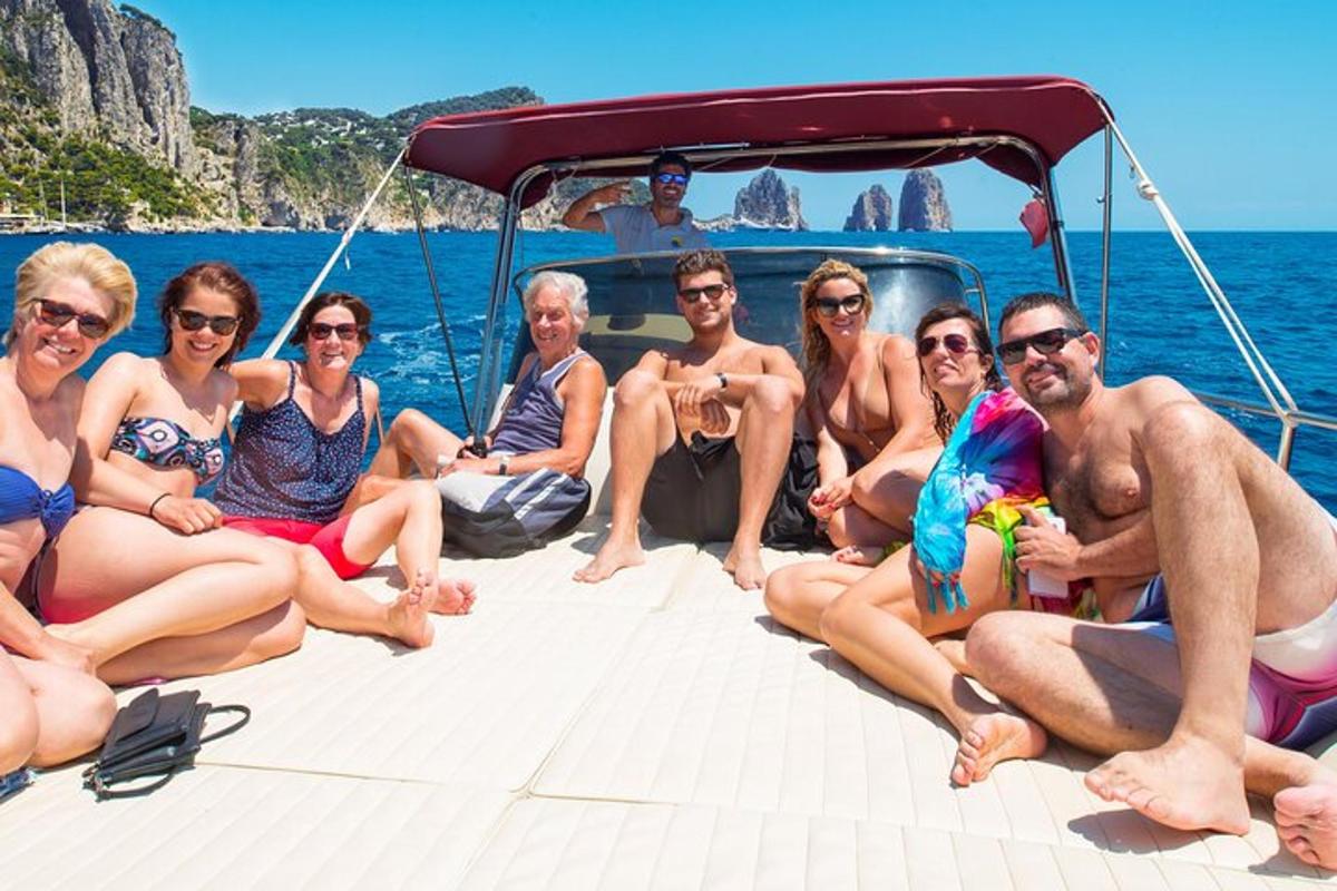 un gruppo di persone sedute su una barca in acqua