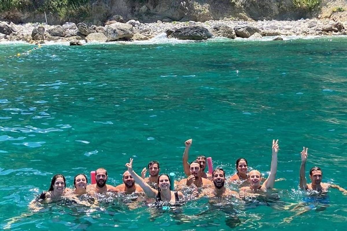 un gruppo di persone che nuotano nell'acqua