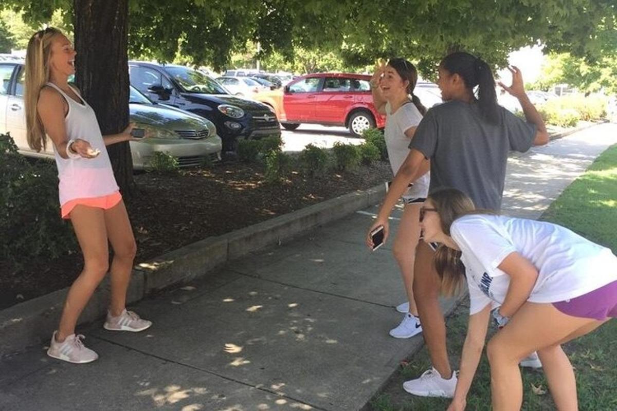 un gruppo di giovani donne in piedi su un marciapiede