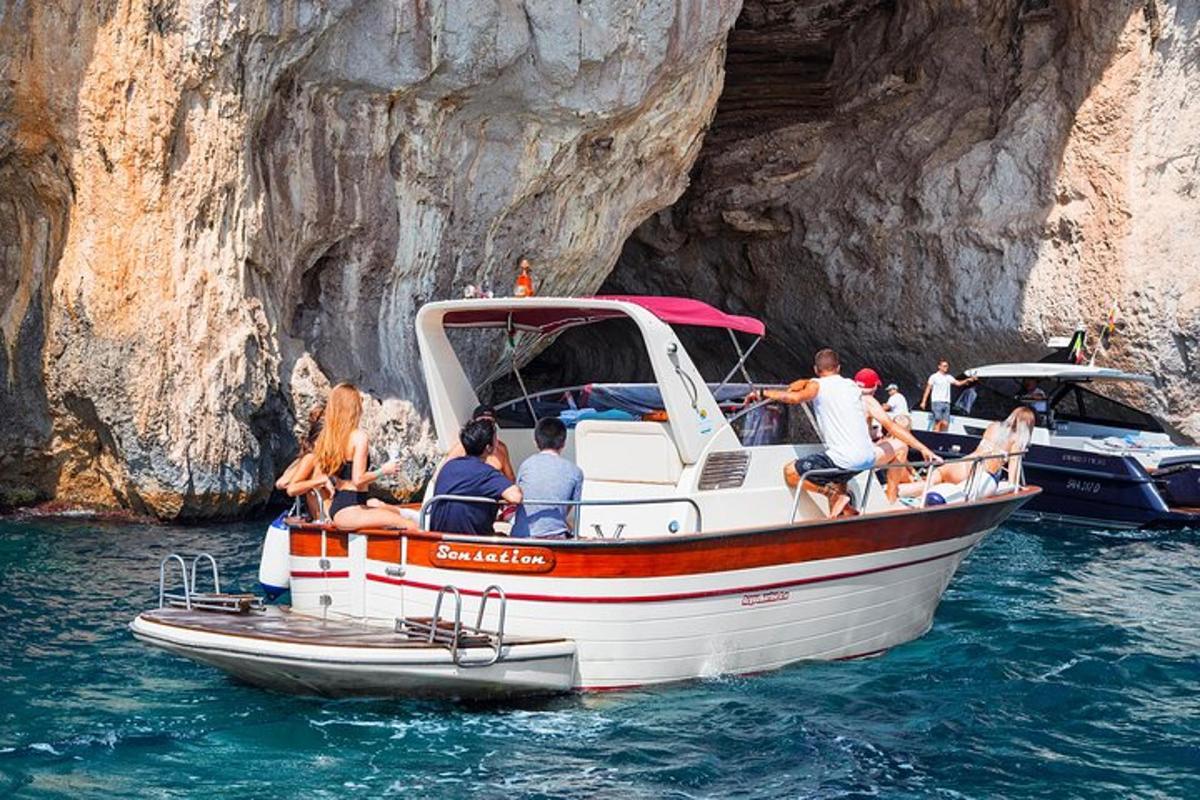 un gruppo di persone su una barca in acqua