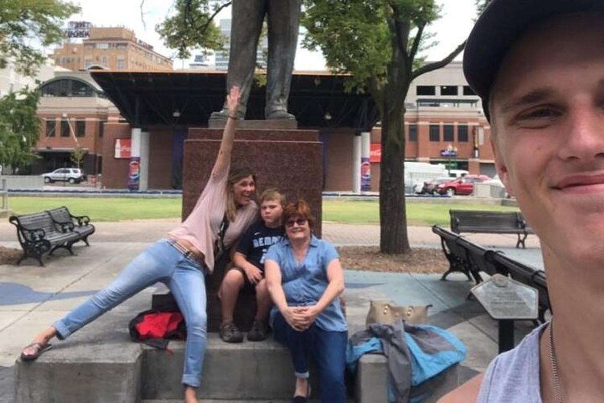 un gruppo di persone sedute davanti a una statua